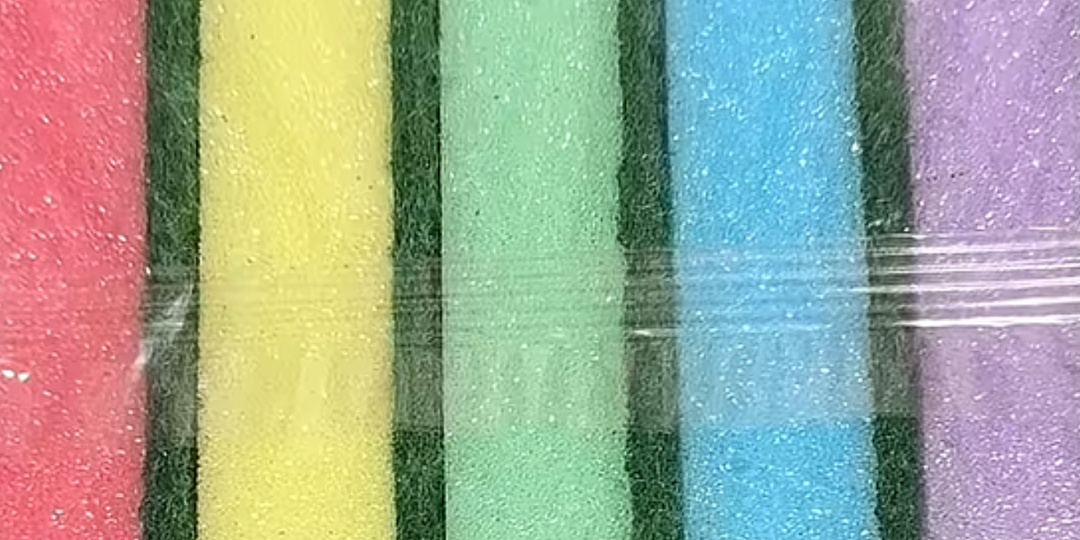 Вот почему губки для мытья посуды разноцветные, узнала лишь в 50 лет