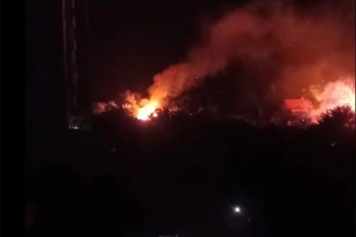    Над объектом поднялся черный дым, который застилает город.