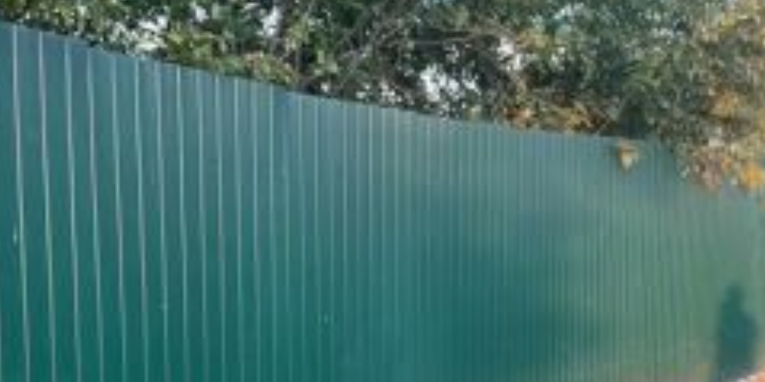 Вот почему огородники выкидывают железные заборы и ставят обратно деревянные