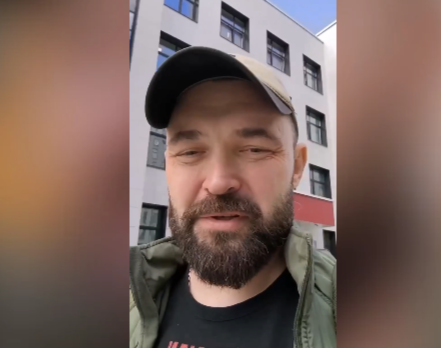 Скриншот видео на фоне школы, где работал Роман