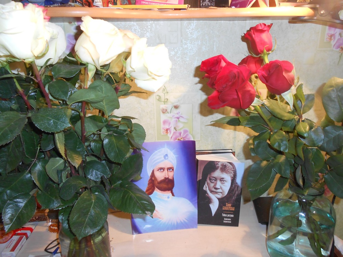 Это памятное фото. Мои друзья, 24 Марта 2017 года, в День ЭльМории а это и мой день рождения, подаили мне эти букеты..