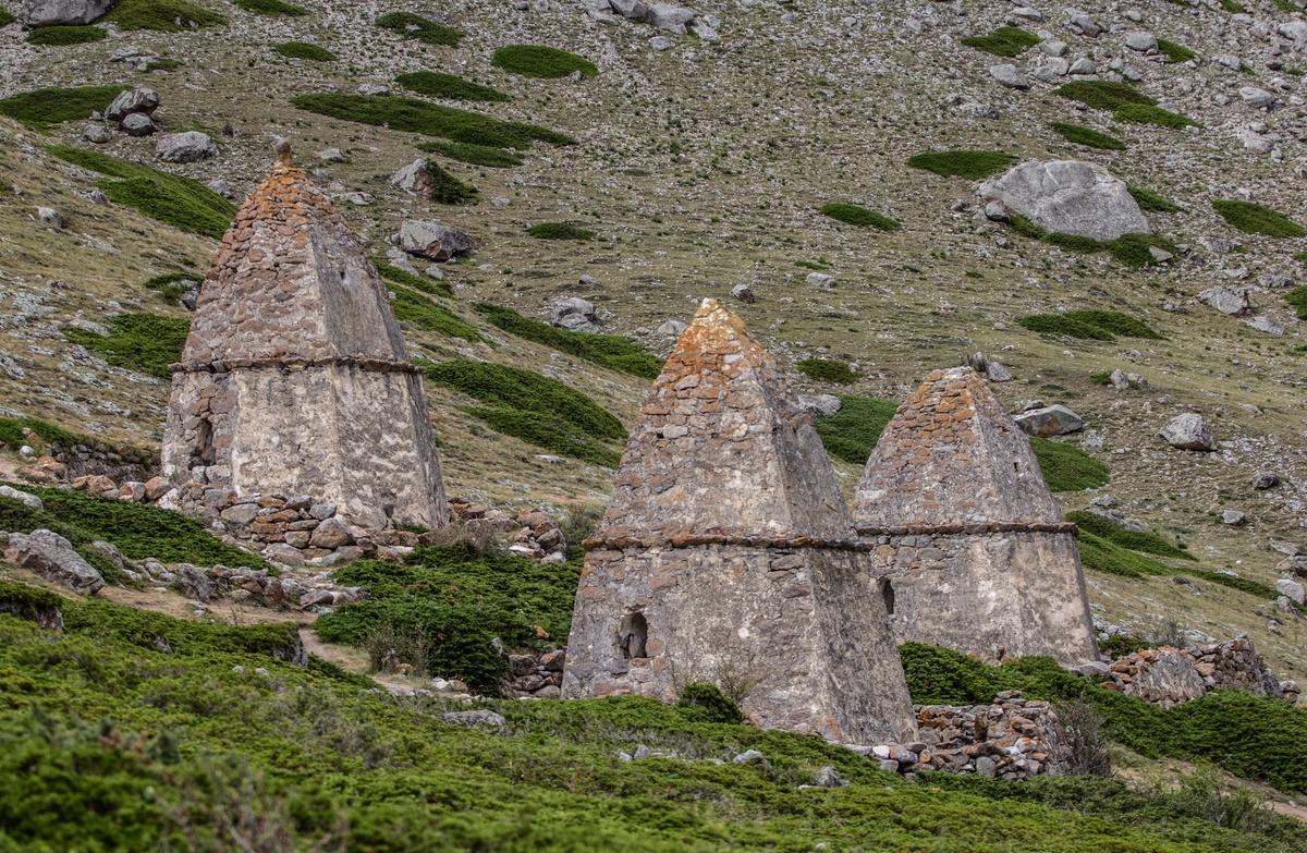 Могильники в Чегемском ущелье. (Фото: travel.somosgroup.pro).