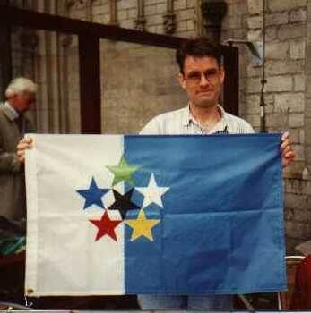 Марк Сенсен с флагом. Источник: flags of the world.