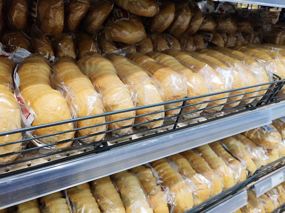    Почему в последнее время магазинный хлеб как вата и крошится: технолог-пищевик раскрыл причину