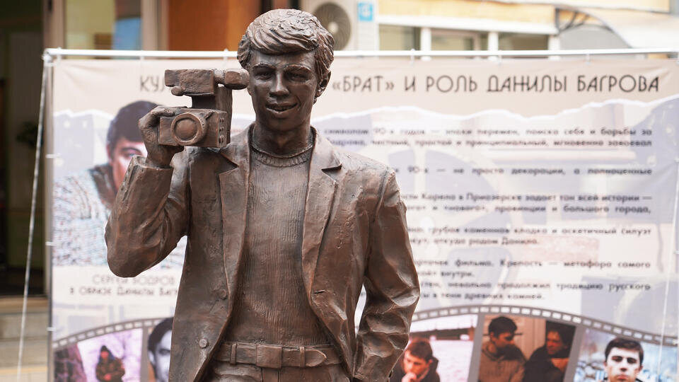     Памятник Сергею Бодрову открыли в Приозерске в годовщину его гибели vk.com/Киноконцертный Зал г. Приозерск