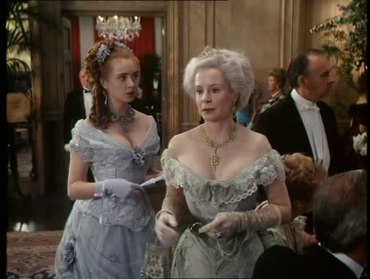 Лизетт Энтони в роли Мистраль, Сара Майлз в роли мадам Блюит