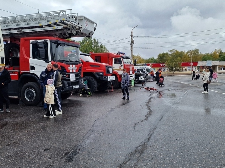     В Мончегорске прошла выставка спецтехники. Фото: администрация Мончегорска.