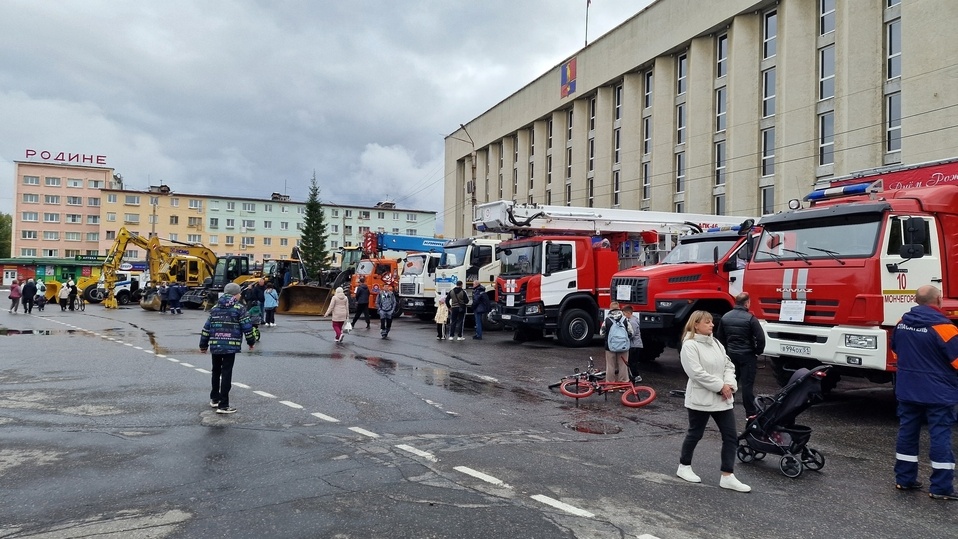     В Мончегорске прошла выставка спецтехники. Фото: администрация Мончегорска.