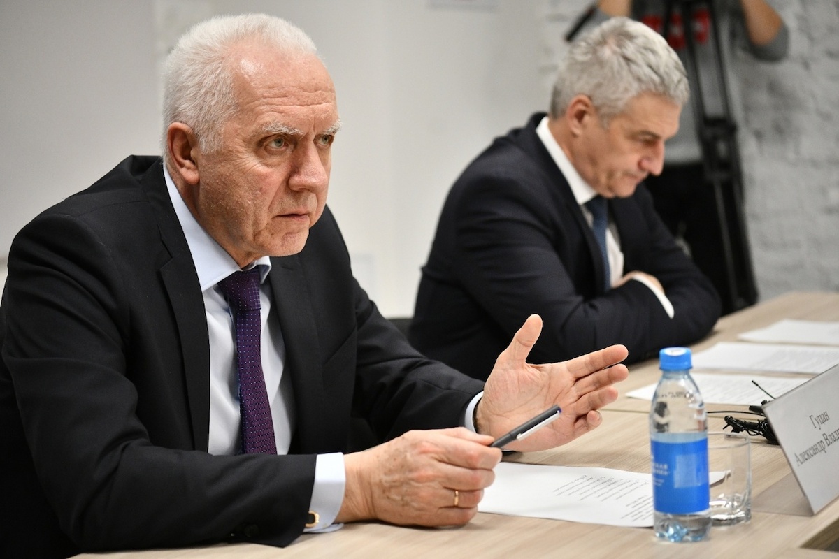 Полпред президента России в СЗФО Александр Гуцан (слева) и глава Карелии Артур Парфенчиков.