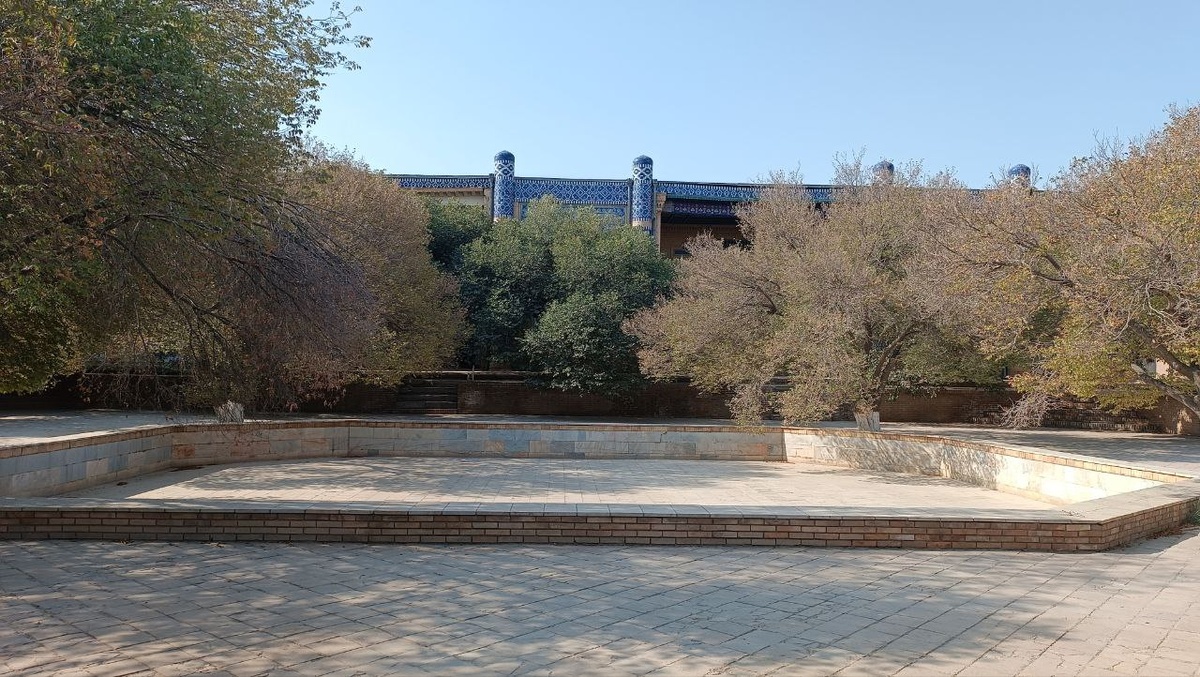 Вид на летнюю резиденцию с главного входа 