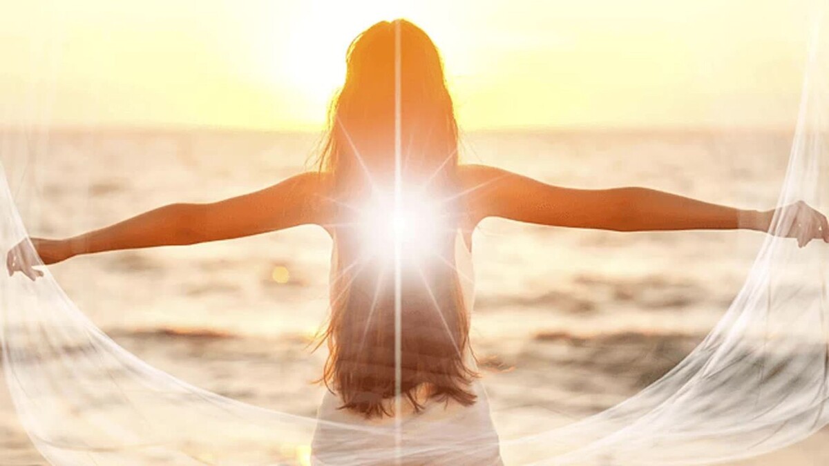 Каждый человек рождается с невидимым светом — искрой, которая говорит: «ты ценен просто потому, что живёшь». В детстве этот свет обычно яркий: ребёнку не нужно ничего доказывать, чтобы быть любимым. Но со временем на него ложатся тени — чужие ожидания, сравнения, критика. Свет не гаснет, но иногда становится таким тусклым, что мы сами перестаём его замечать.