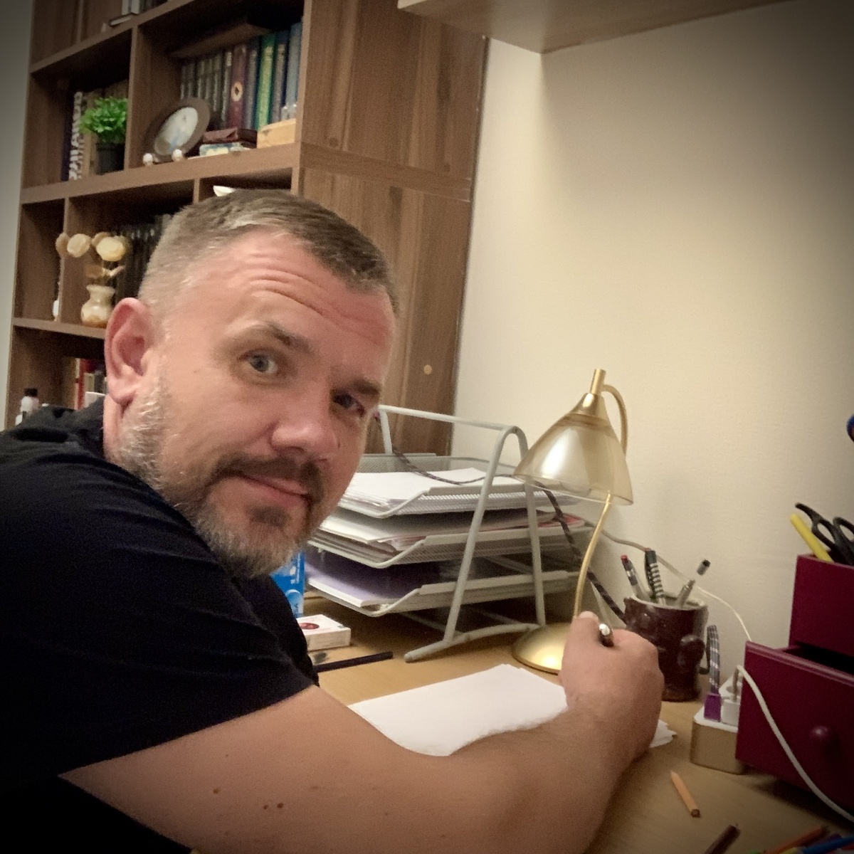 Широко известный в узких кругах писатель Самонин за работой