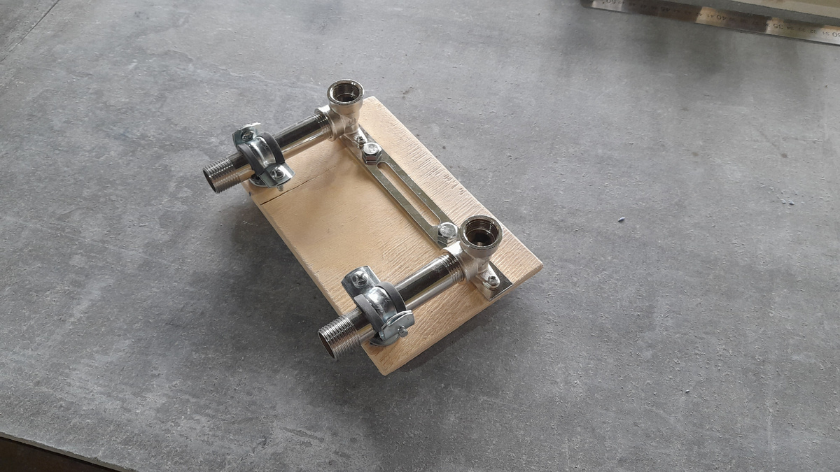 С этим кронштейном пришлось голову поломать, так как он крепится с обратной стороны и должен быть достаточно жестким.