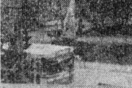 Он же на перекрёстке улицы Карла Маркса и переулка Панфилова в 1975 г. Фото Н. Блинова. Марий коммуна. – 1975. – 25 сентября. – С. 1.
