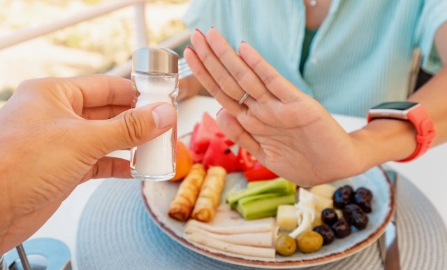 Избыток соли в еде запускает воспаление в мозге, повышающее артериальное давление.