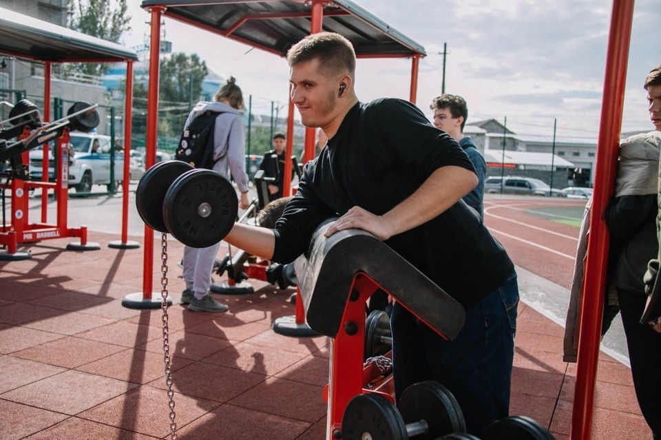    На стадионе созданы все условия для игры в футбол, волейбол и баскетбол, а также установлены спортивные тренажеры для поддержания физической формы. Фото: ТГ/Кольцов