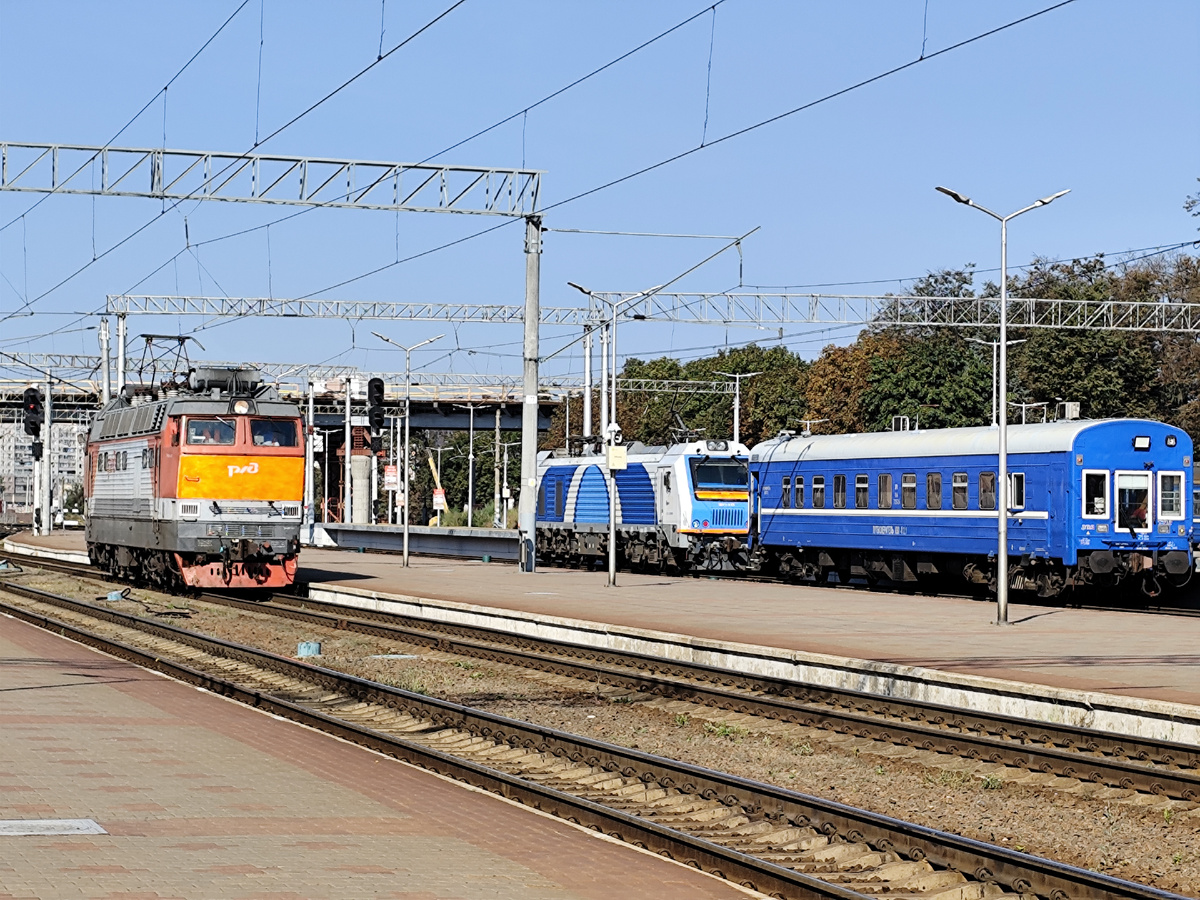 Станция Минск-Пассажирский. Удачно подловил момент, когда на соседних путях оказались старый чехословацкий электровоз ЧС4т и "китаец" БКГ2