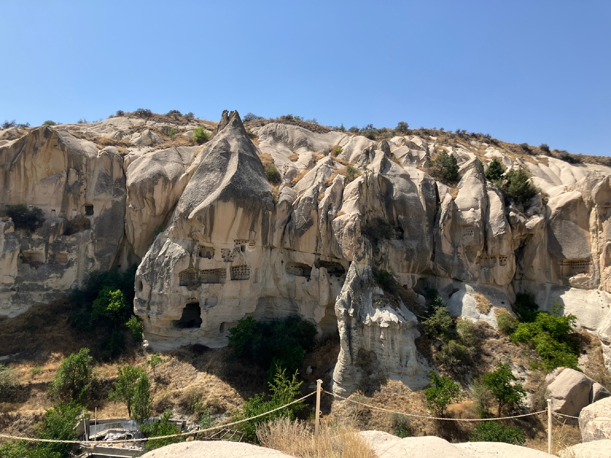 Вот в таких скалах находятся пещеры с церквями