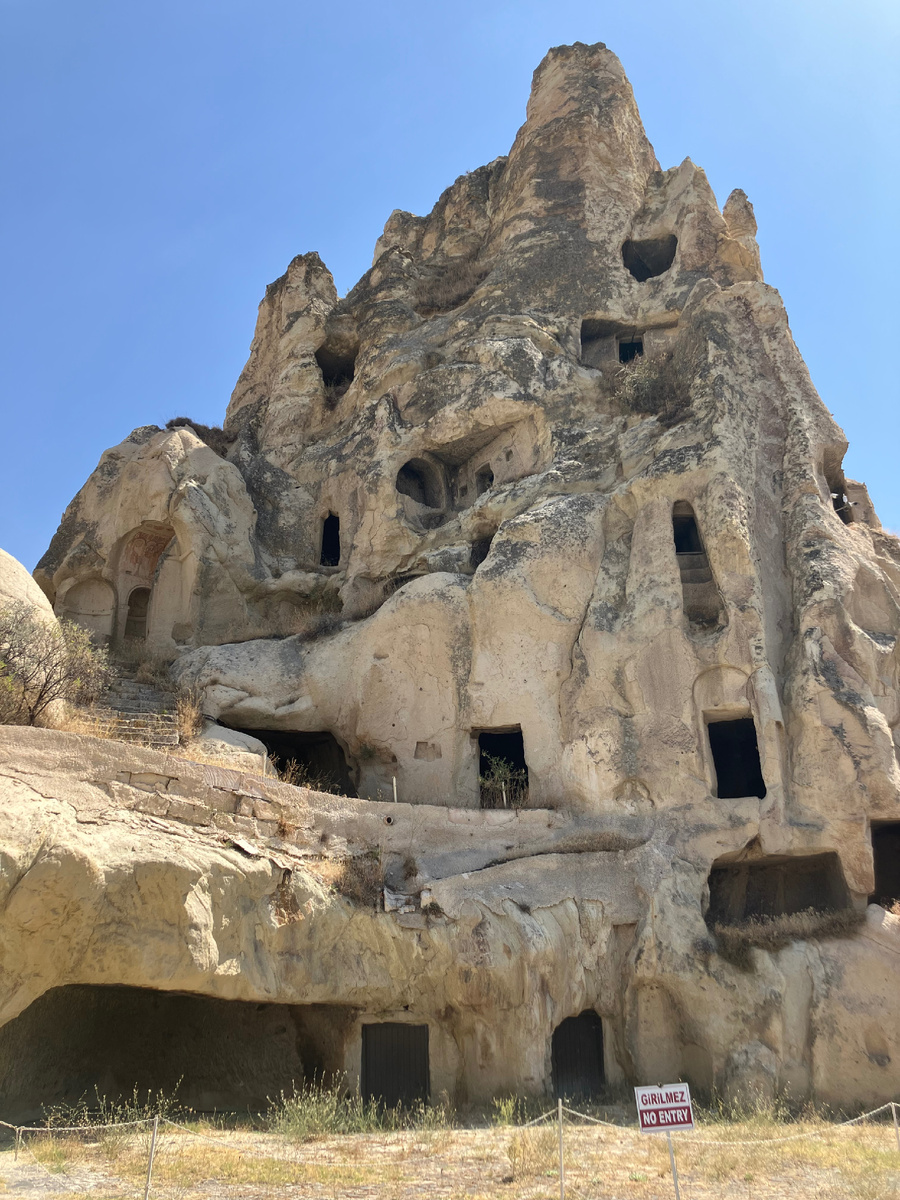 Тут можно потратить много времени, обследуя каждую пещеру, жаль, что не все открыты для посетителей