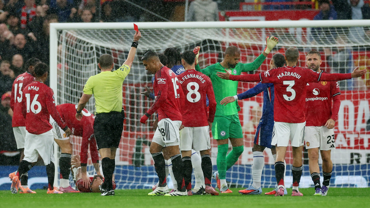    Удаление вратаря Роберта Санчеса в матче «Манчестер Юнайтед» — «Челси» (2:1). Reuters