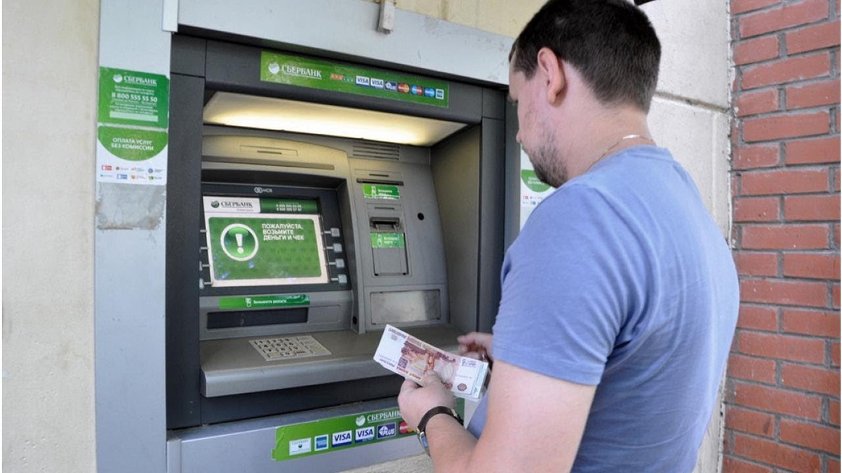 Почему вам может понадобиться наличка уже завтра: карты, интернет блокируют