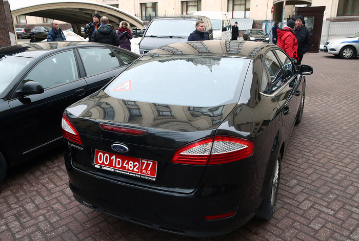 Обладателями красных номеров часто являются дипломатические работники