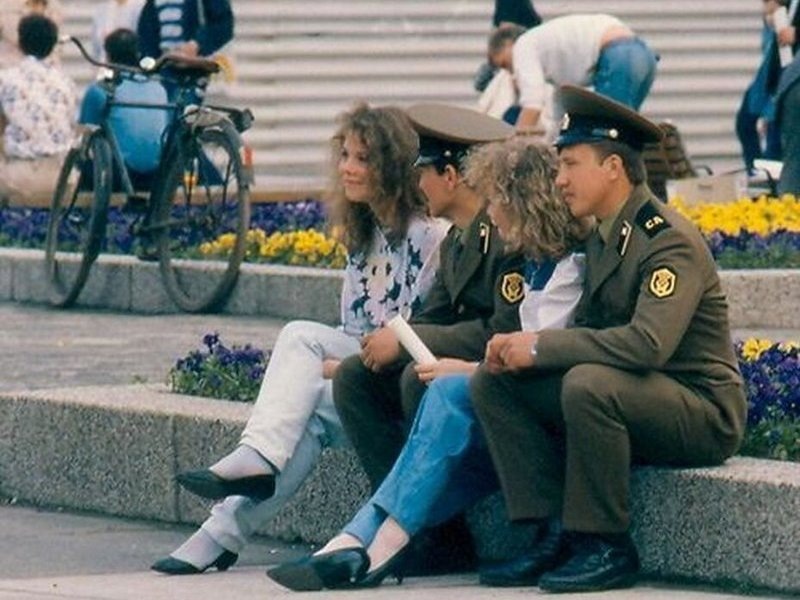 Советские солдаты и немецкие девушки, конец 80-гг. Источник фото: fishki.net