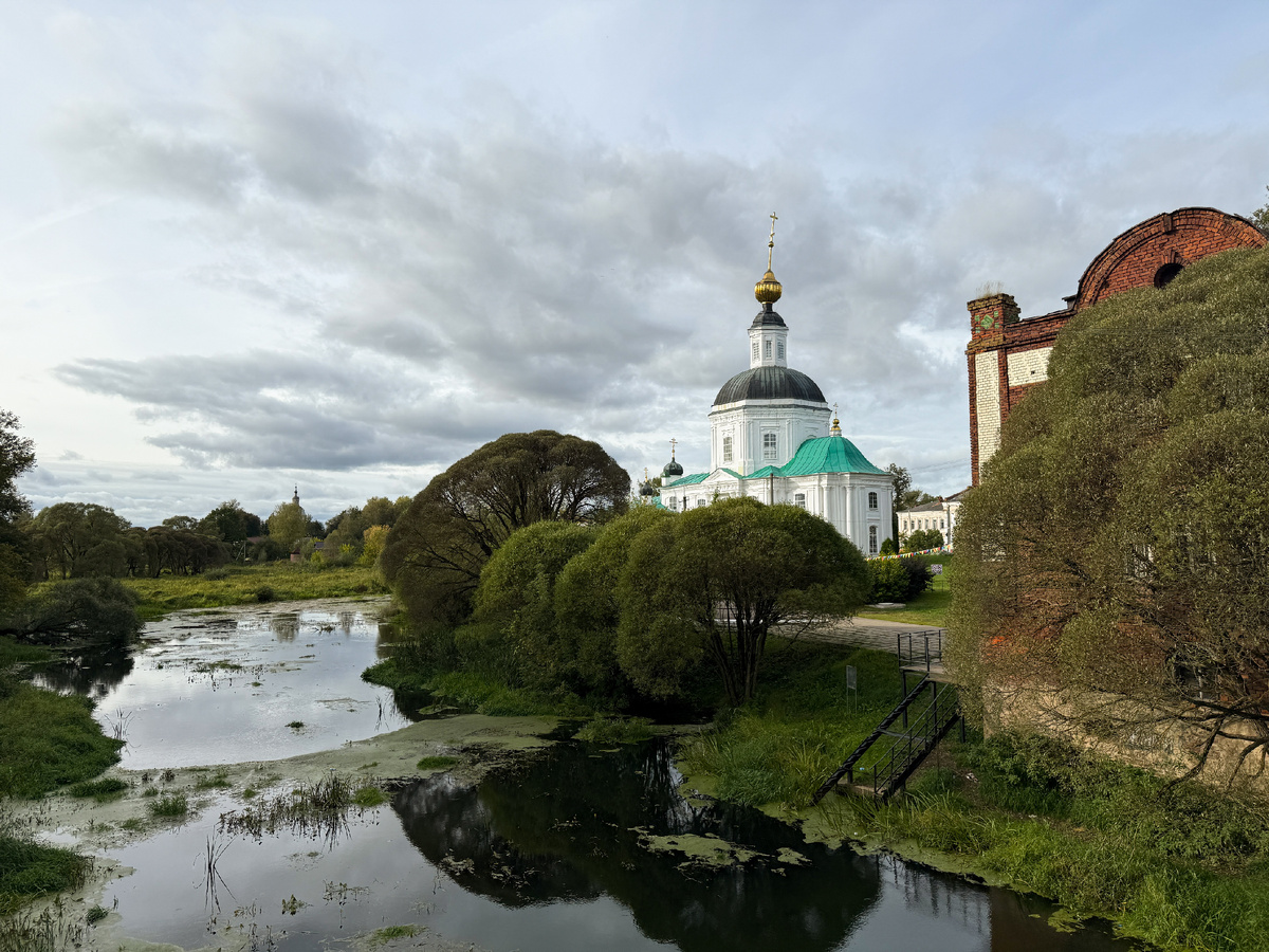 Вязьма. Вид на церковь Рождества Богородицы.