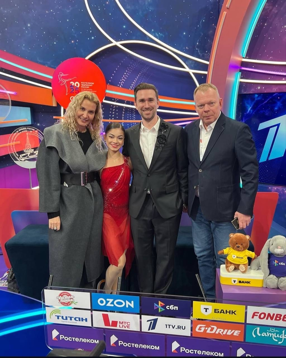 Фото с чемпионата России 2025. Тренерское трио и Аделия! А сколько человек ещё за кадром. 