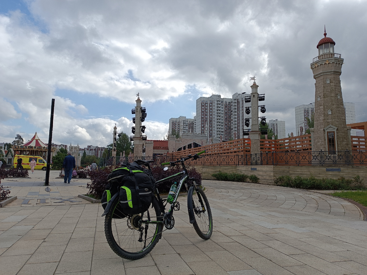 Возле солнечных часов.