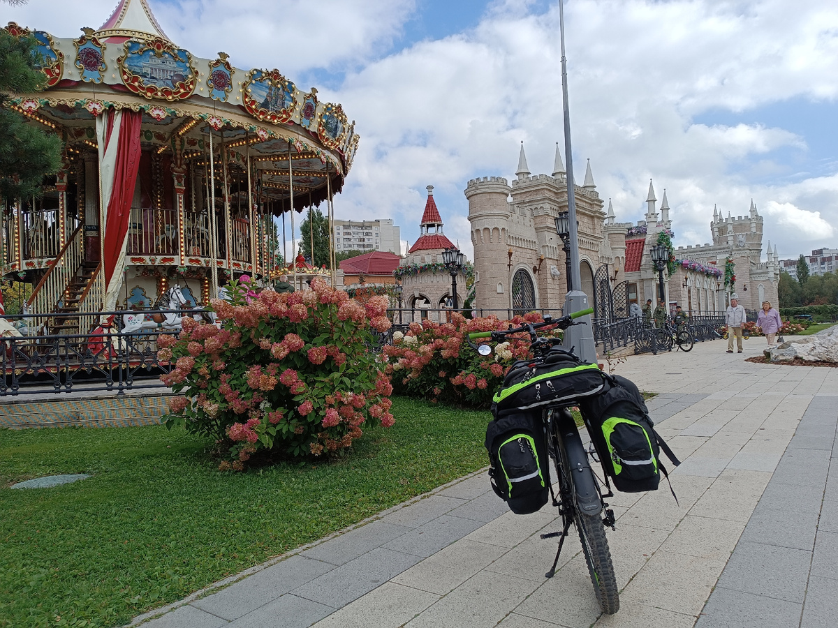 Дети катаются на чудесных каруселях бесплатно.