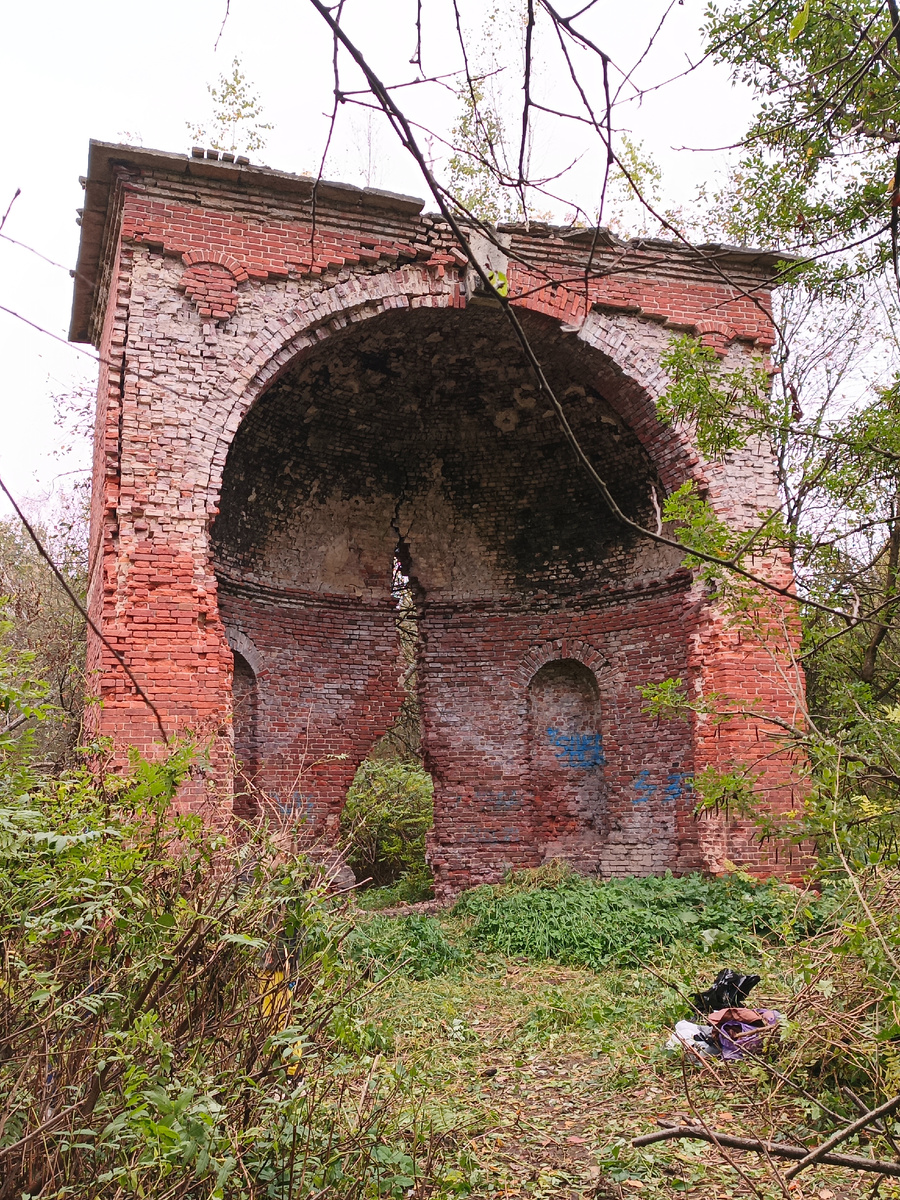 Павильон нимфы Эхо, он же Храм Флоры и Помоны. Единственная уцелевшая постройка Александровой дачи.