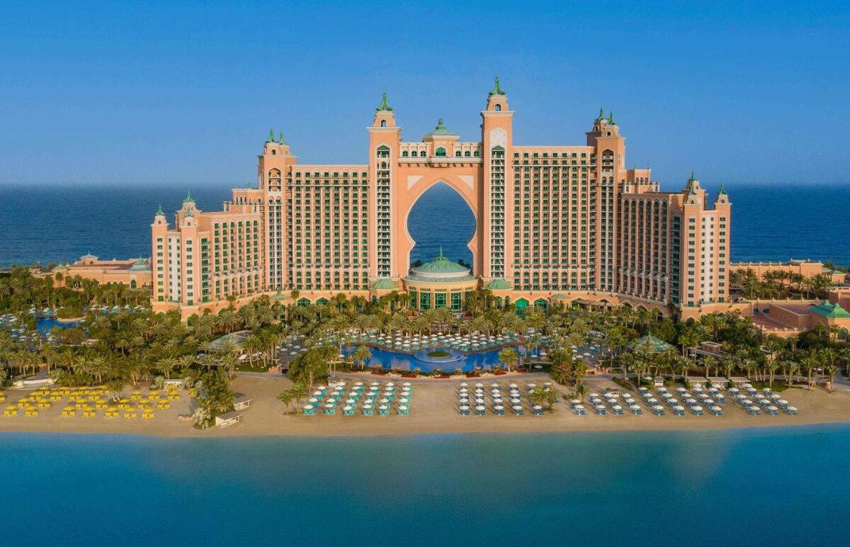 Семейный отель Atlantis The Palm 5* с самым большим аквапарком в Дубае, собственным аквариумом и шикарным питанием 