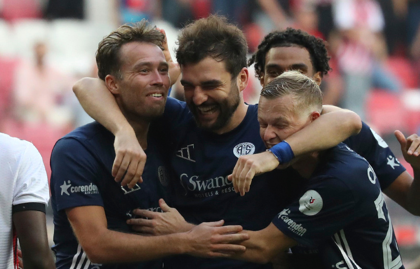    Георгий Джикия (в центре).ФК «Антальяспор»