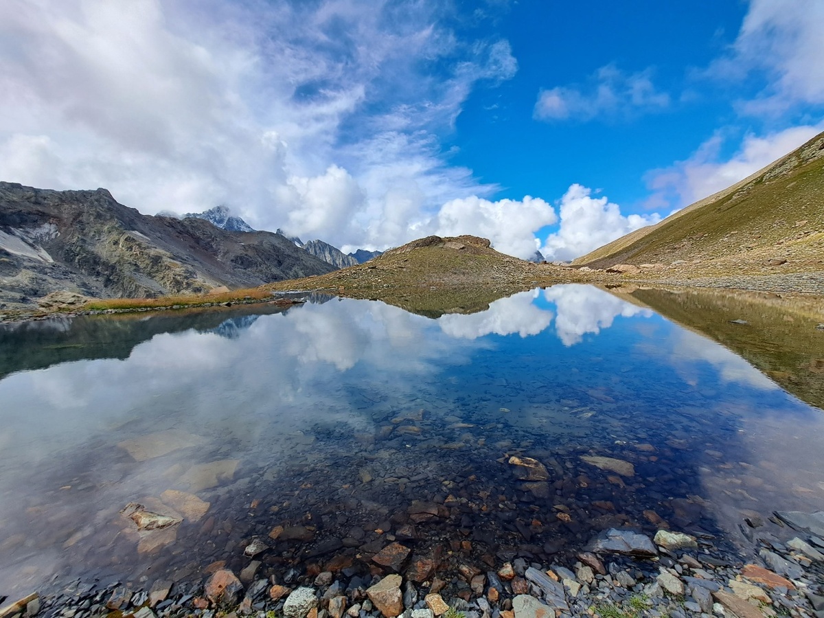 Безымянное озеро по пути к перевалу Алибек