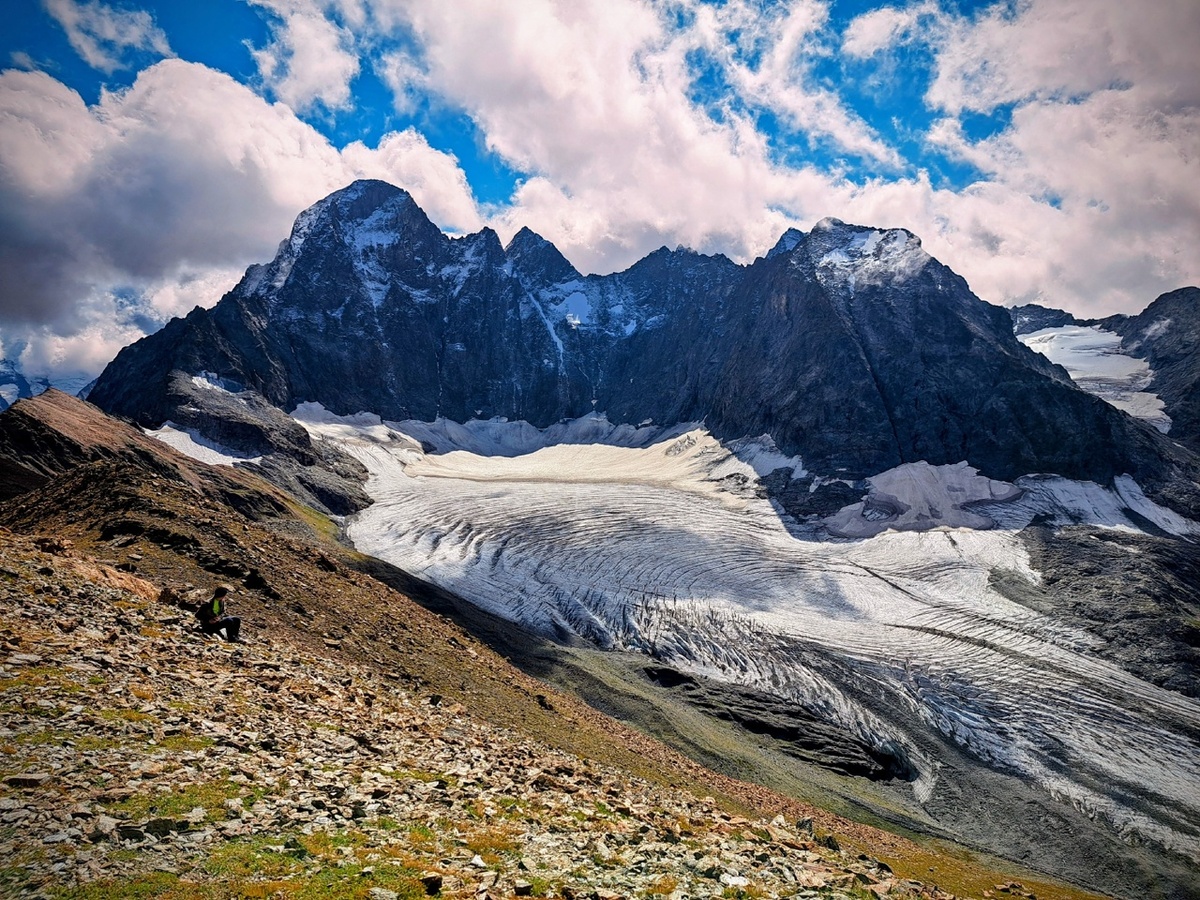 Марухский ледник и гора Каракая, вид с Красной горки.
