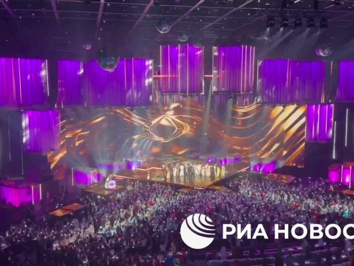    Финал "Интервидения" завершился песней Million Voices в исполнении всех участников конкурса, передает корреспондент РИА Новости.© Телеграм RIA.RU
