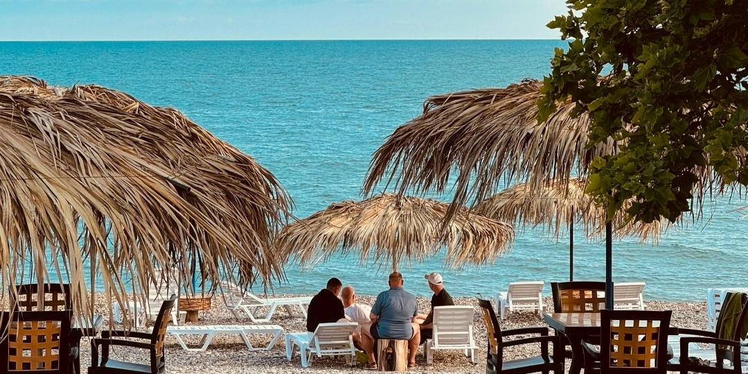 Топ 1,1 отели Абхазии на берегу моря с бассейном и питанием недорогое проживание цены 2026