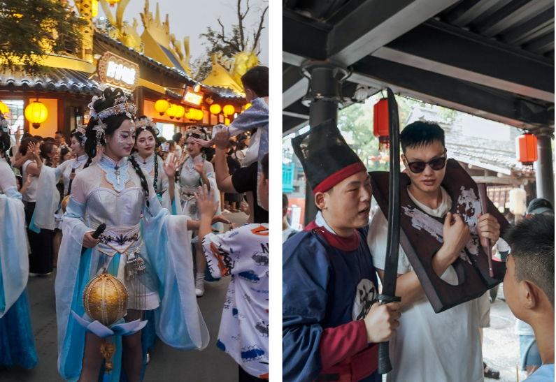 Посетитель на фото справа закован в кандалы за попытку кражи местных ценностей. Все в шутку