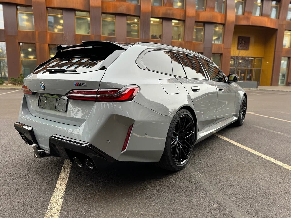 Самый быстрый из серийных семейных авто. BMW M5 - уже в Москве. Но что это за формы? Последнее поколение меня убивает! Фото: auto.ru