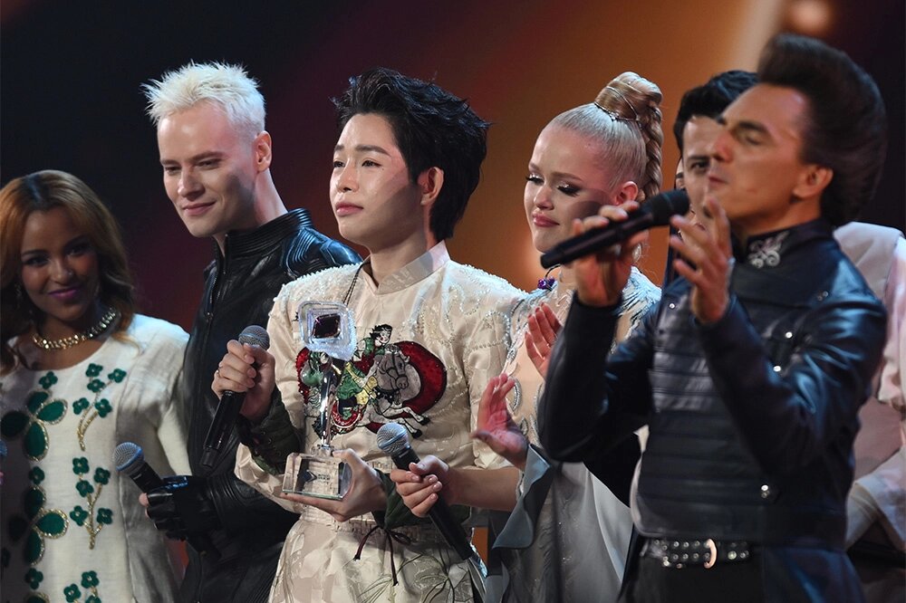    Справа налево: Слободан Тркуля (Сербия), Настя Кравченко (Белоруссия), победитель конкурса Дык Фук (Вьетнам), Ярослав Дронов (Россия) и Нетсанет Султан (Эфиопия). Фото: РИА Новости/ Владимир Астапкович