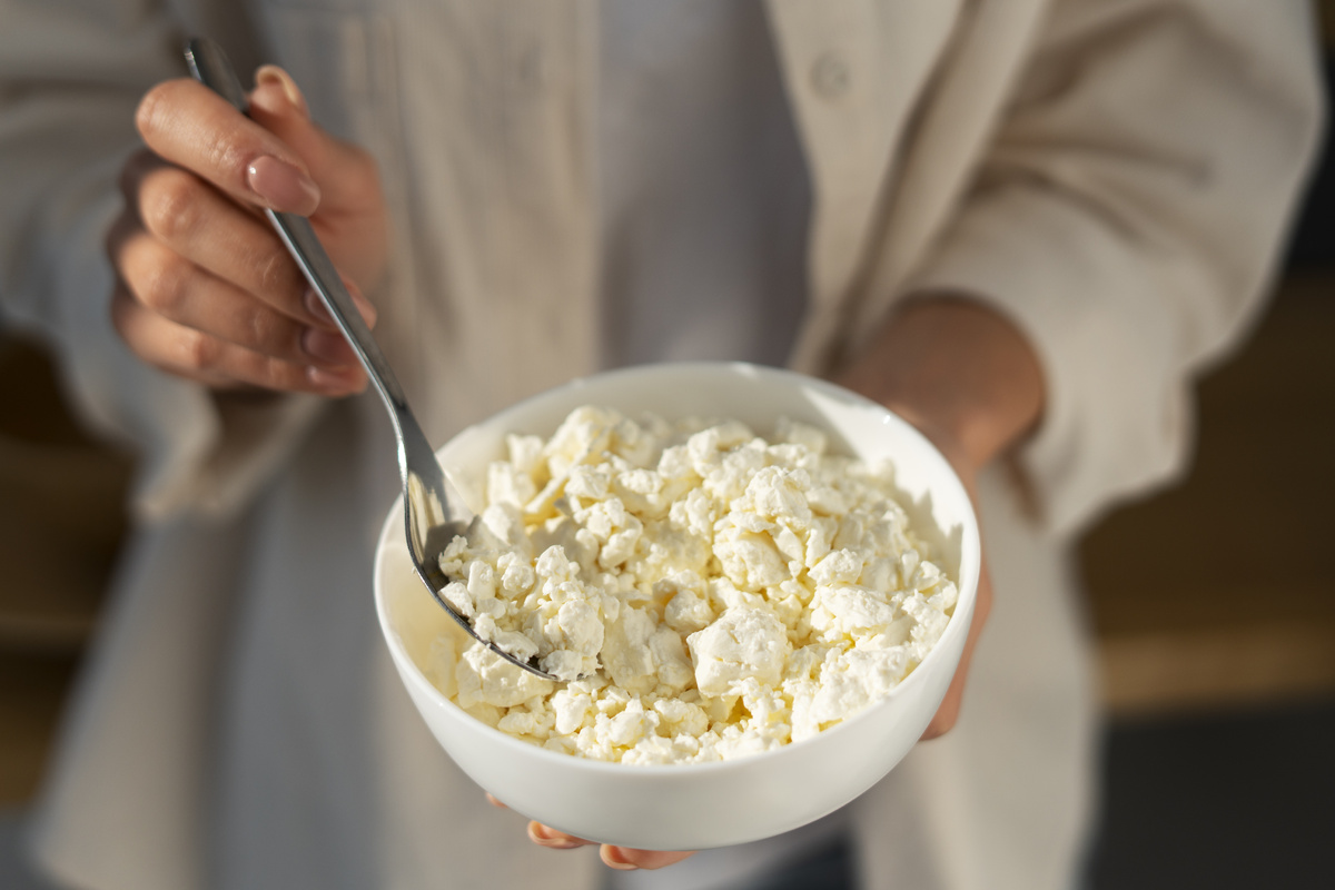    Только творожное зерно, смешанное со сливками: названы 5 лучших марок зернистого творога по версии Росконтроля