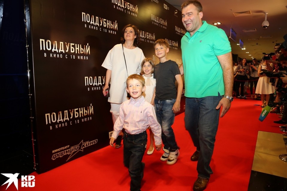    Актер Михаил Пореченков, его жена Ольга и дети Мария, Михаил и Петр Борис КУДРЯВОВ