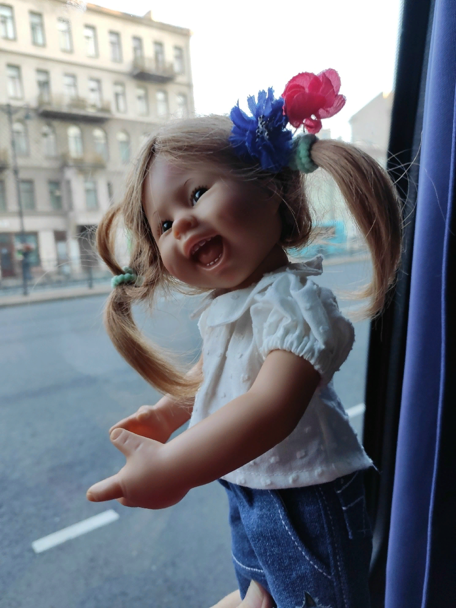 Правда здорово, что мы с тобой едем? Тебе без нас было бы скучно.