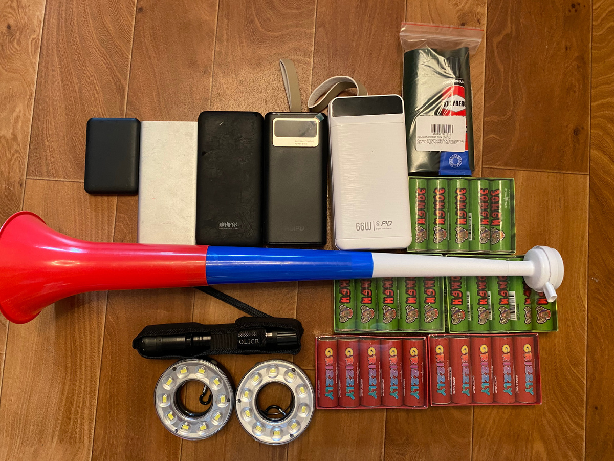 Стратегический запас туриста: повербанки, ремкомплект для лодки ПВХ, дудка болельщика, петарды, фонарики (были еще два налобных). За кадром несколько упаковок с батарейками (пальчик, мизинчик) и два перцовых баллончика (небольших, карманный размер)