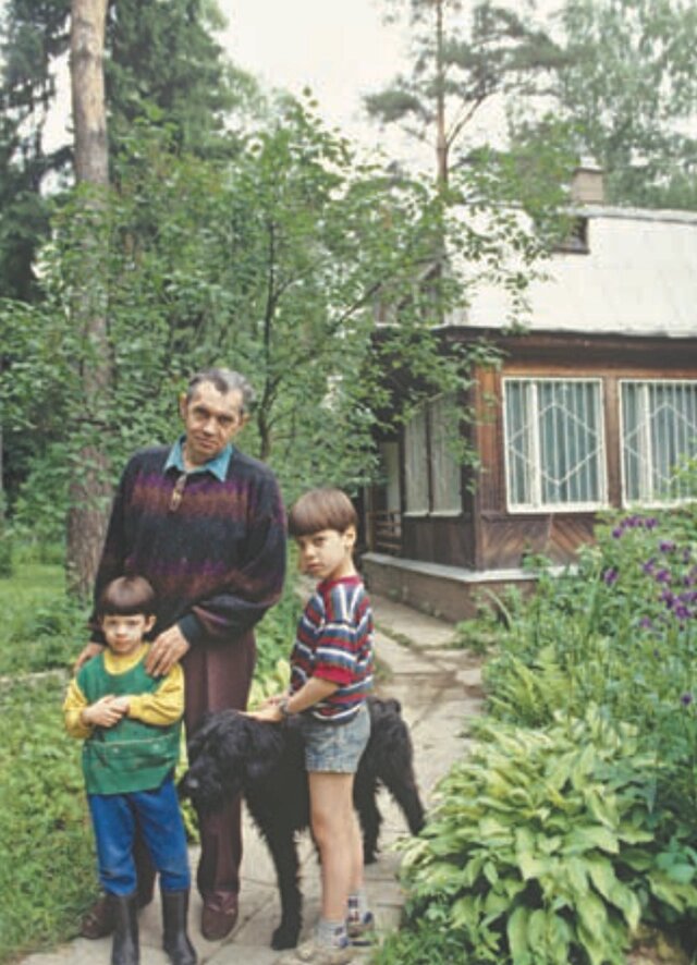    Поэт Роберт Иванович Рождественский с внуками Алексеем (справа) и Дмитрием. Фото из личного архива