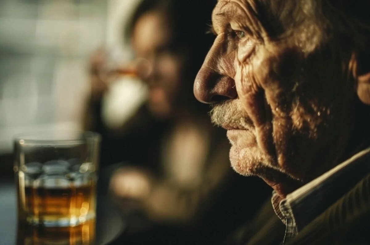    Хабаровский пенсионер отдал мошенникам 1,5 млн и слетал во Владивосток