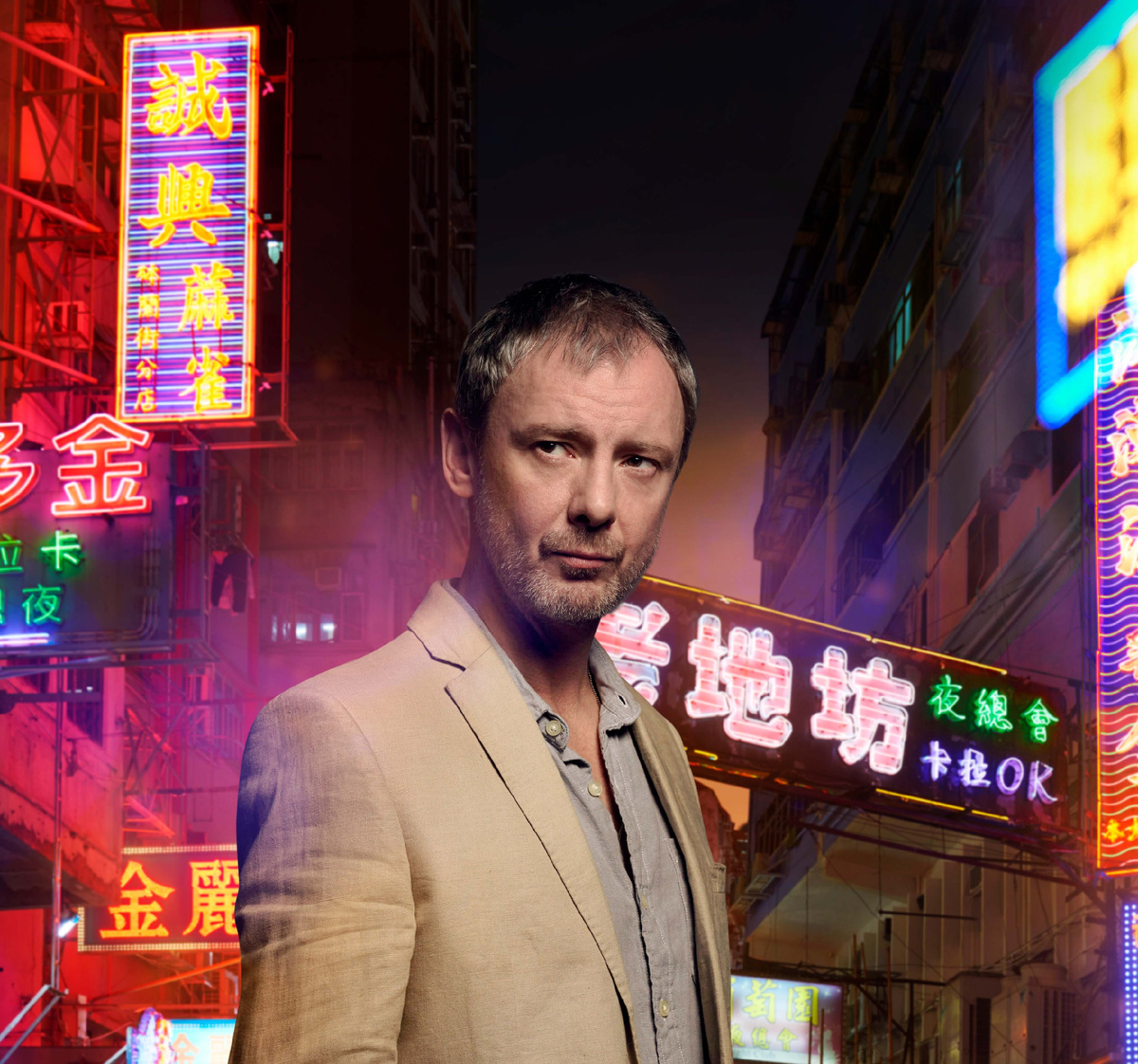 Джон Симм в сериале «Незнакомцы»