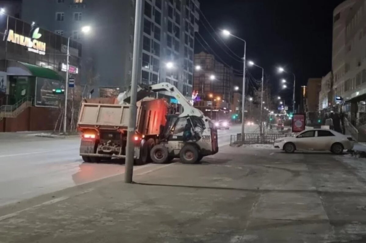    С улиц Якутска всю ночь убирали снег.