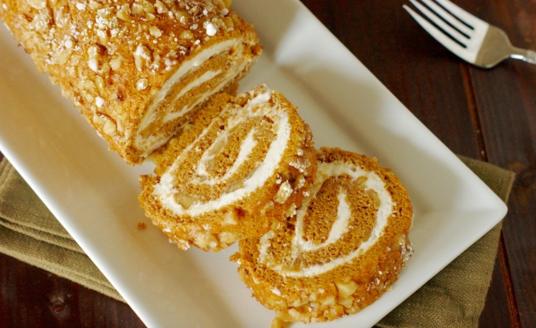 Медовый рулет с лимонно-творожным кремом.